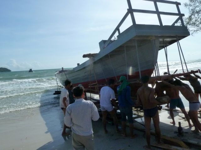 Das Boot ist nun repariert und wird vielleicht heute zu Wasser gelassen.